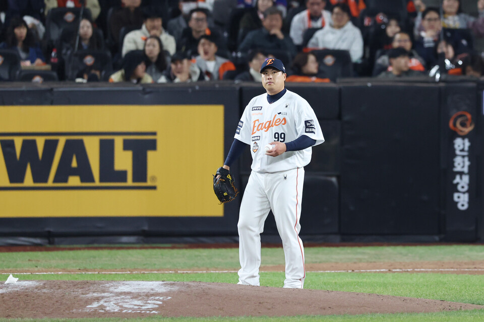 단일 계약으로는 메이저리그 12년 생활을 청산하고 한화 이글스로 복귀한 류현진이 8년간 170억원에 계약한 것이 최고 금액이다. 류현진 [사진=뉴시스DB}