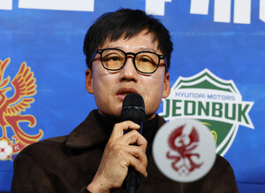 광주 FC <b>이정효</b> 감독 "<b>알 힐랄</b> 몸값이 30배라도 실력이 30배라고 볼 수 ...