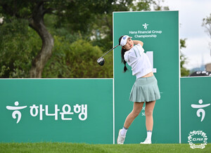 <b>박혜준</b>, 시즌 2승 '초읽기'...KLPGA 하나금융그룹 챔피언십