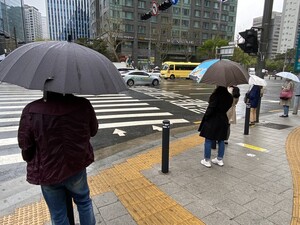 [내일<b>날씨</b>] 연휴 마지막까지 <b>전국</b> <b>비소식</b>…"귀경길 안전운전 주의보"
