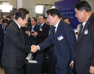 '부자 유출' 보도자료 논란...대한상의, 李대통령 '가짜뉴스' 지적에 사... - 뉴스 썸네일 이미지