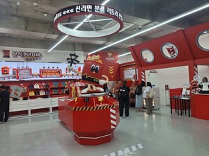 [현장] "성수에 뜬 빨간 놀이터"... 신라면 40년의 변신 '맛보다' - 뉴스 썸네일 이미지