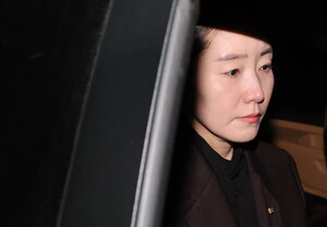 '1억 <b>공천헌금</b>' <b>강선우</b> 징역 2년6개월·김경 징역 1년…나란히 법정구속